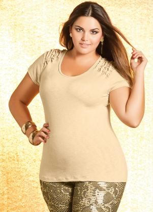 Blusa bege com detalhe no ombro