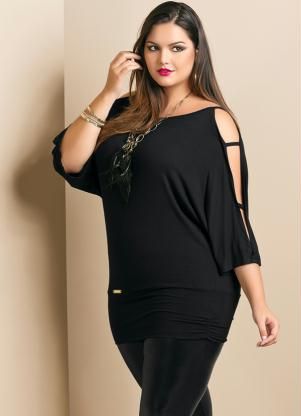 Blusa preta com detalhe no ombro
