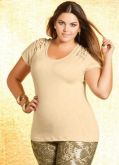 Blusa bege com detalhe no ombro