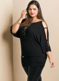 Blusa preta com detalhe no ombro